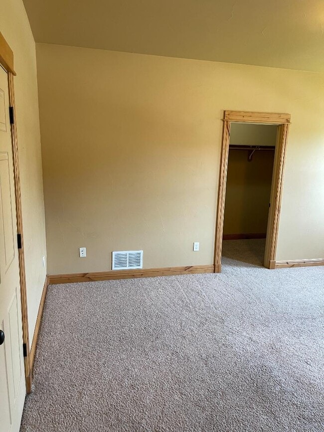 Building Photo - 905 Saxon Way