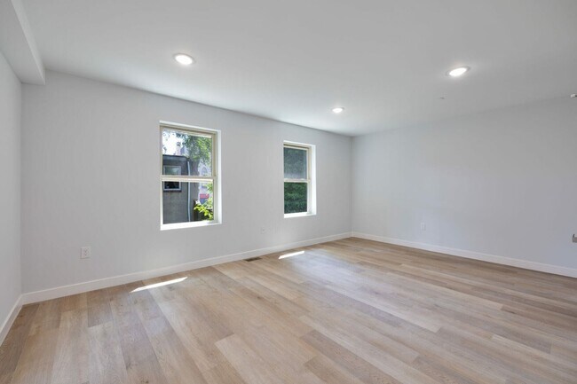 Building Photo - 645 Brooklyn St