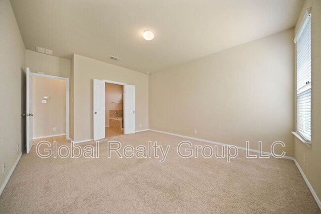 Building Photo - 437 Kings Way