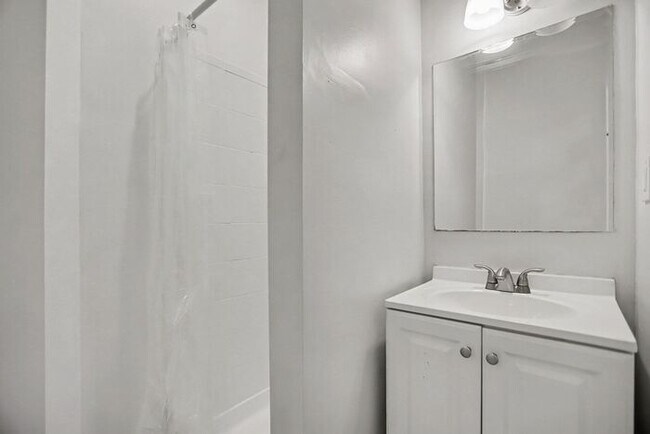 Building Photo - 3BR/2BA Gem Located in Historic West End!