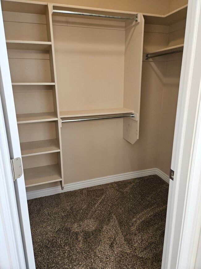 Building Photo - 1023 W Boston Ct