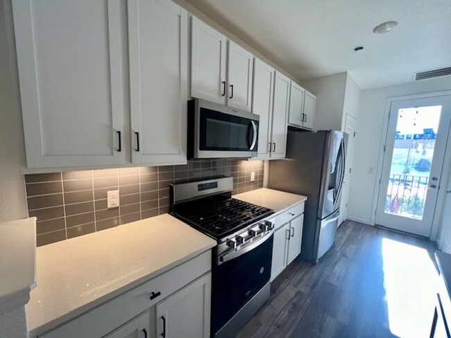 Building Photo - Stunning 2 Bed, 2.5 Bath Townhome