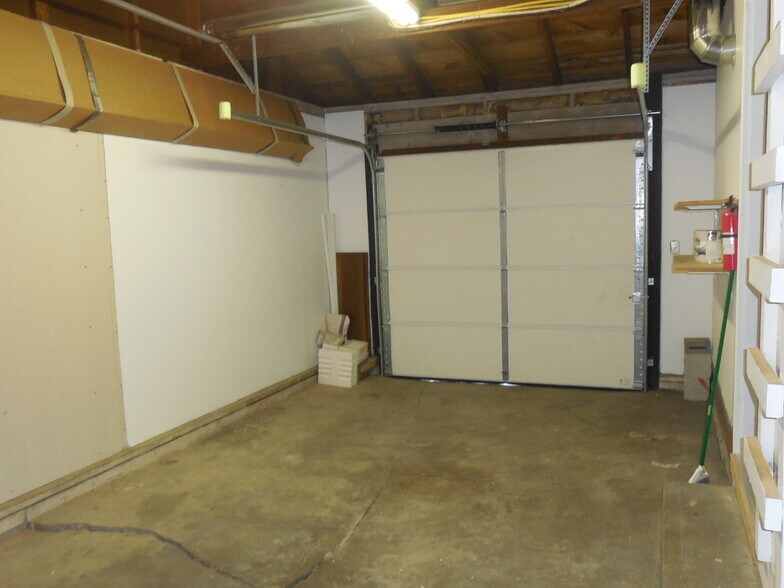 Building Photo - 2021 Stratford Rd