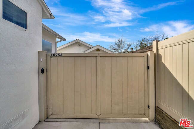 Building Photo - 10953 Whitegate Ave