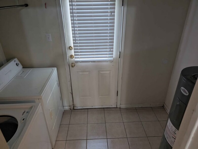 Building Photo - 203 W Reagan Ave