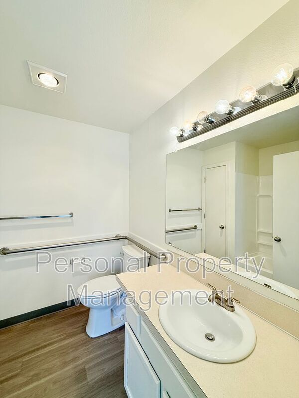 Building Photo - 3412 NE 66th Ave
