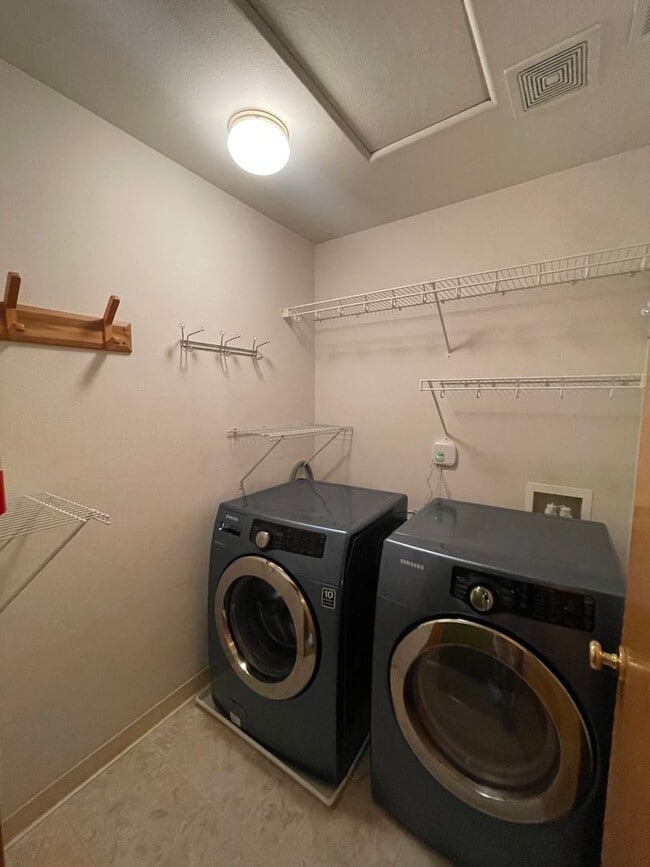 Building Photo - Two Story in Salmon Creek!