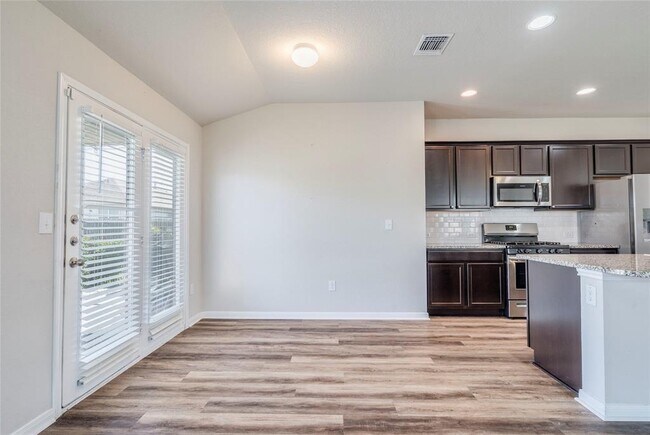 Building Photo - 303 Marimoor Dr
