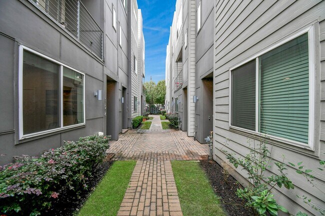 Building Photo - 326 Eado Park Cir