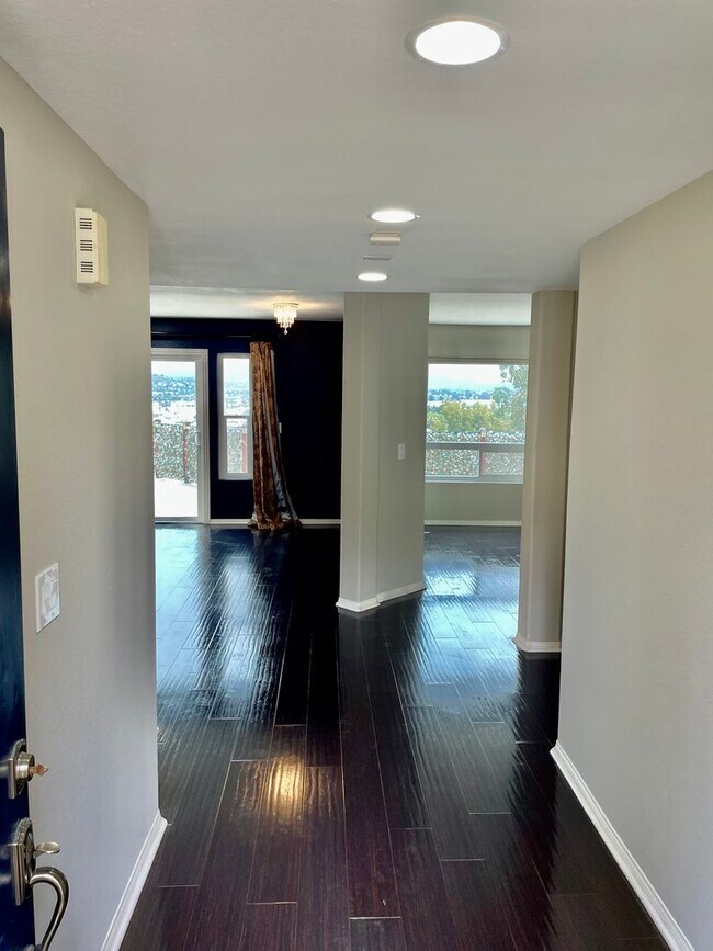 Building Photo - Large Fletcher Hills Home With 3 car Garag...