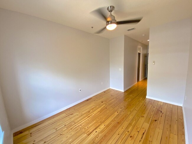 Building Photo - Stunning and Unique Luxury Town Home for R...