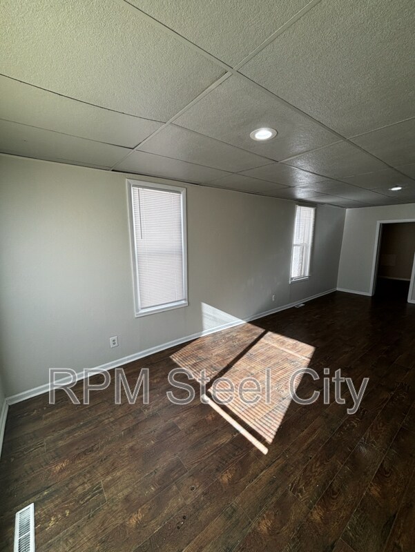 Building Photo - 927 E 1st St