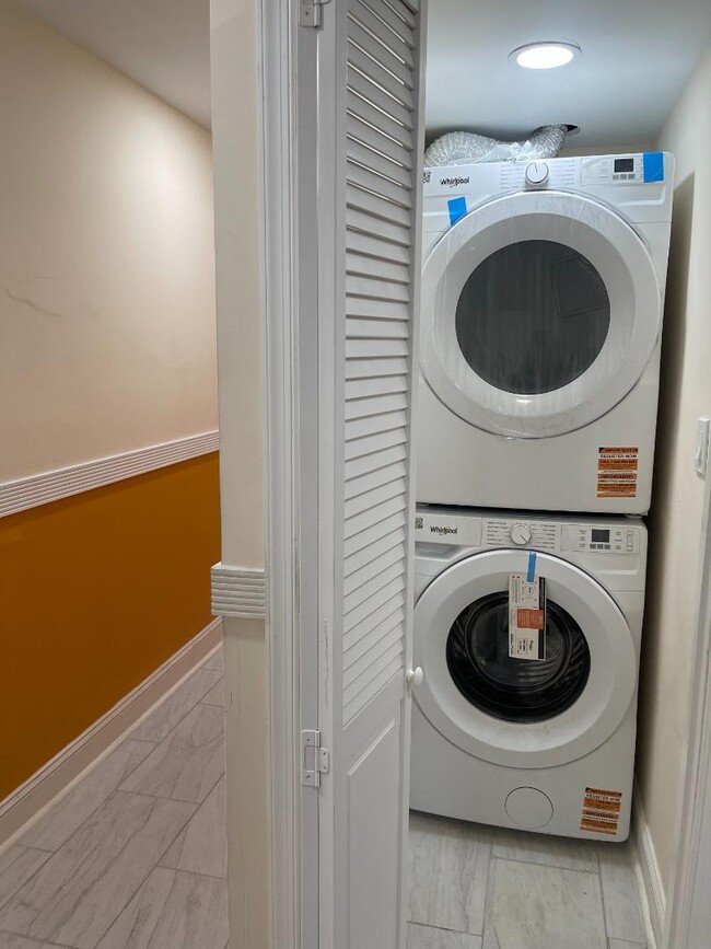 Building Photo - 416 Topeka Ave