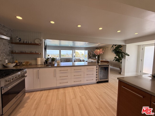 Building Photo - 200 Larsson St