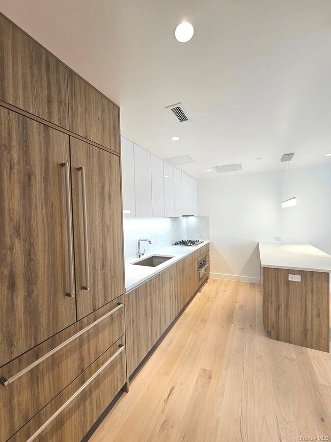 Building Photo - 136-18 Maple Ave