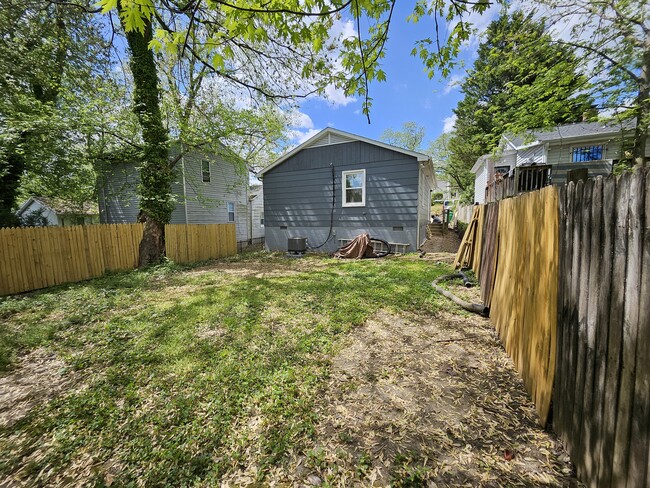 Building Photo - 906 Elfin Ave