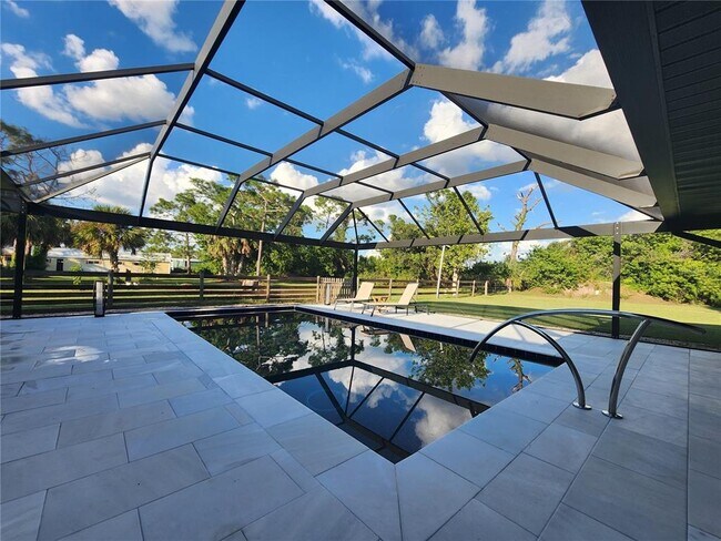 Building Photo - 900 Crestwood Rd