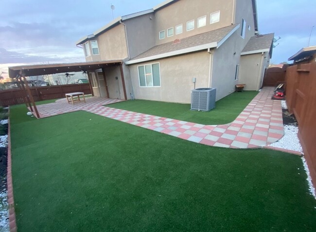 Building Photo - Elegant 5-Bedroom, 3.5-Bathroom Home –1st ...