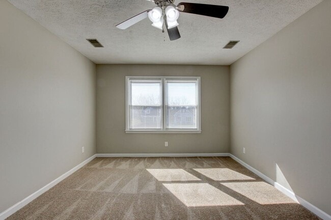 Building Photo - Three Bedroom in Hopkinsville, KY