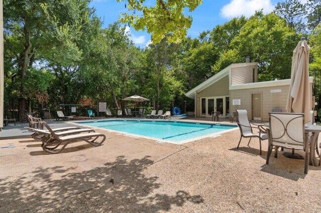 Building Photo - 1135 Barton Hills Dr