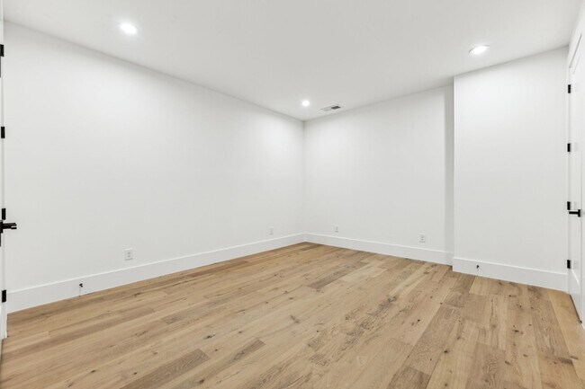 Building Photo - 3135 Parthenon Ave