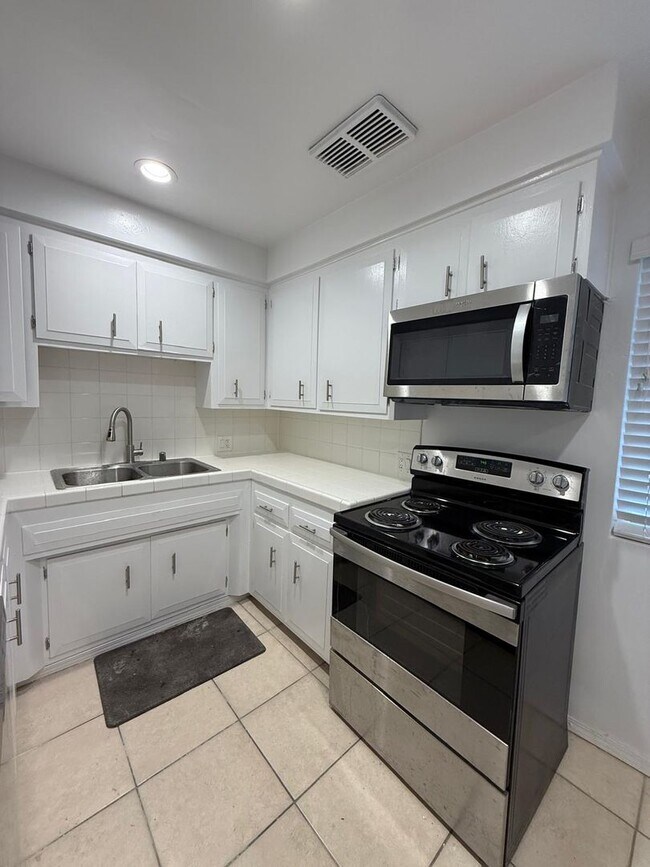 Interior Photo - 13952 Moorpark Ave