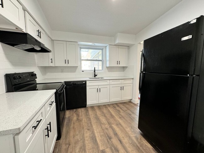 Building Photo - Fully Renovated 3 Bed/ 2 Bath Available Now!