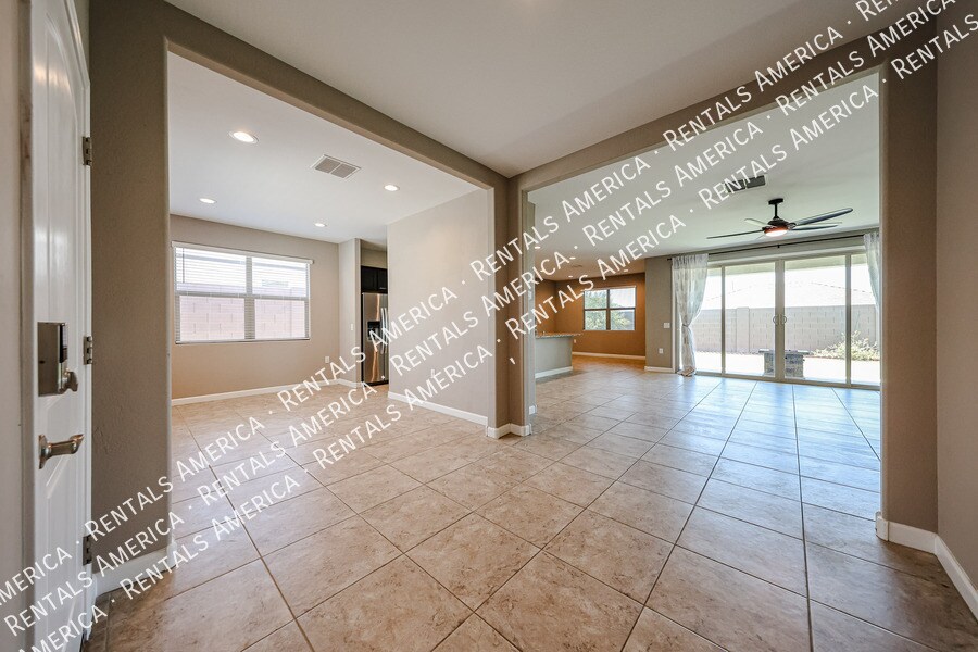 Building Photo - 29539 W Whitton Ave