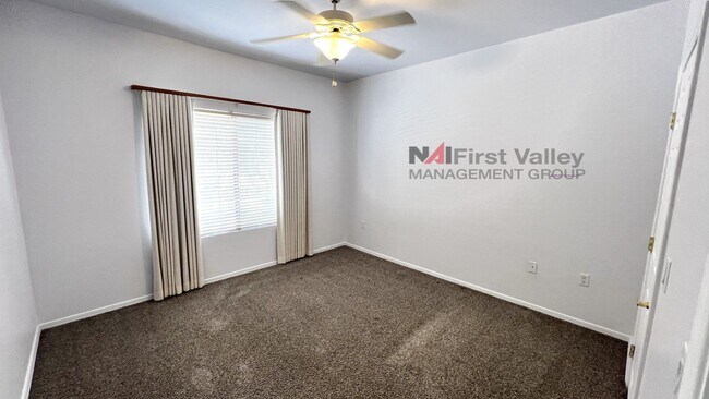Building Photo - 1 Bedroom, 1 Bath with a Single Car Garage