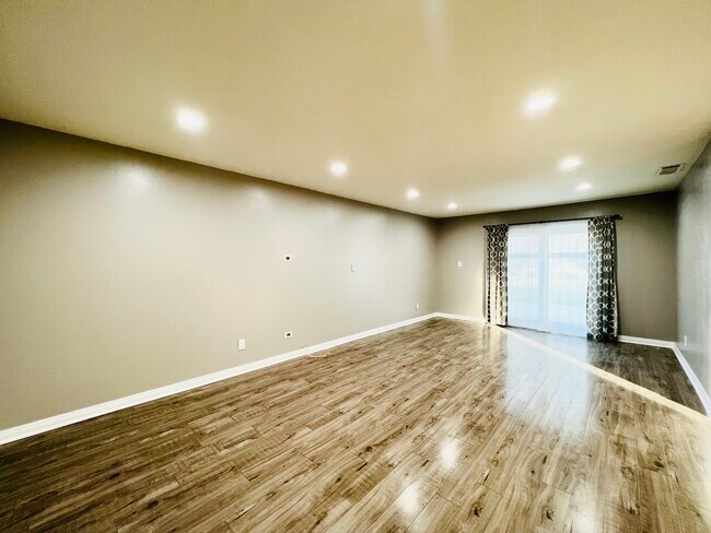 Building Photo - 824 N San Diego Ave