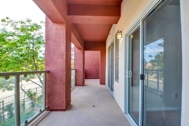 Building Photo - Park Avenue Mid Rise Condo. All HOA Amenities