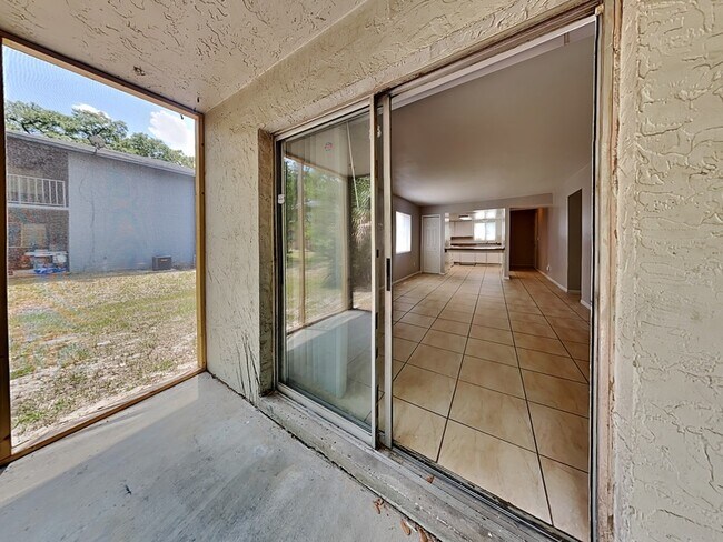 Building Photo - 2549 S Oak Ave