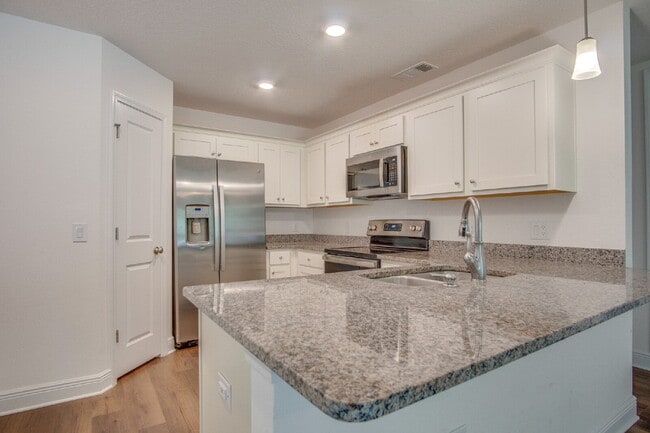 Building Photo - Modern 3/2 Home with Garage, Fenced Yard, ...