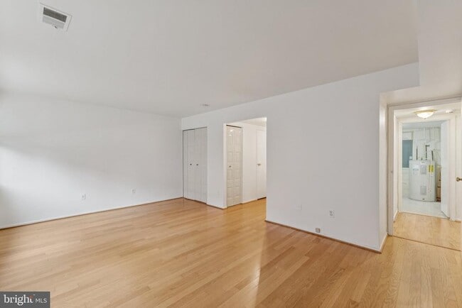 Building Photo - 2817 Jermantown Rd