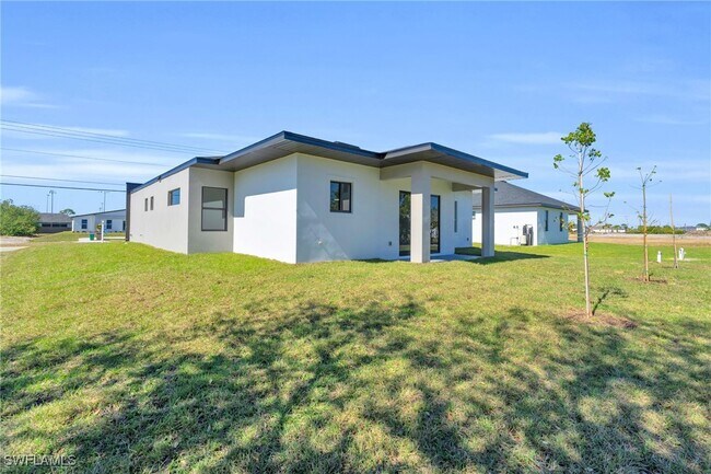 Building Photo - 1021 Chiquita Blvd N