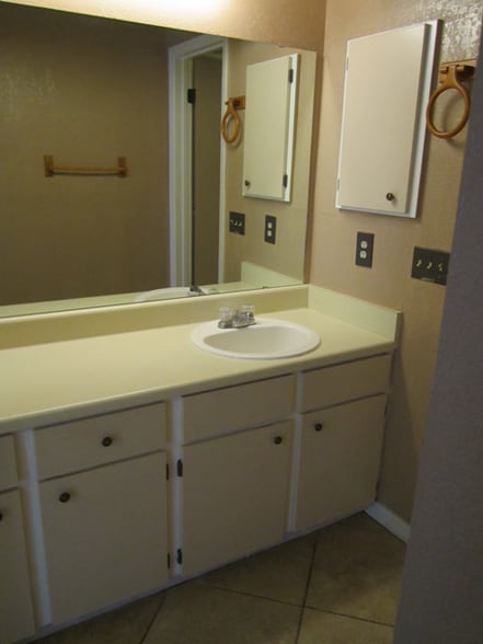 Master dressing table beside walk-in closet - 14519 Clovelly Wood