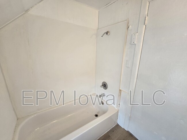 Building Photo - 508 Mobile St