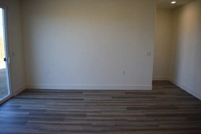 Building Photo - 744 Stephanie Dr