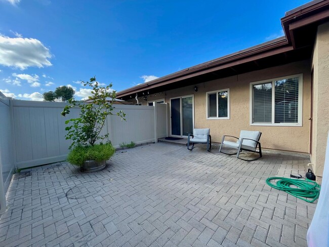 Building Photo - Single Story Condo on ground floor located...