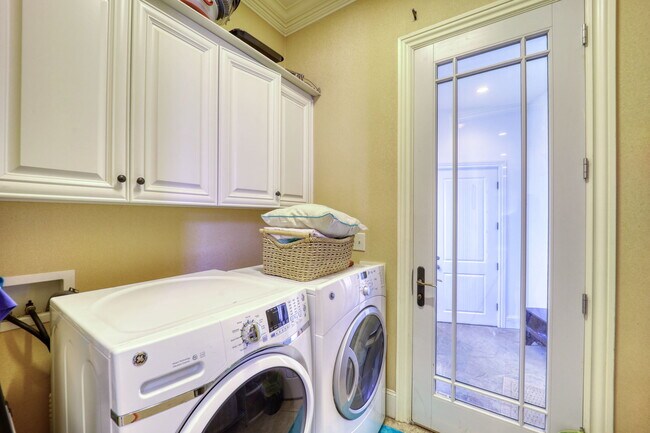 Building Photo - 137 N Ridge Ln