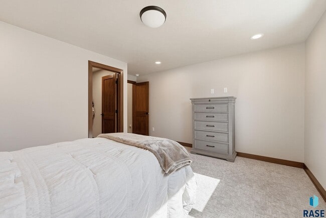 Building Photo - 2701 W Oak Hill Dr