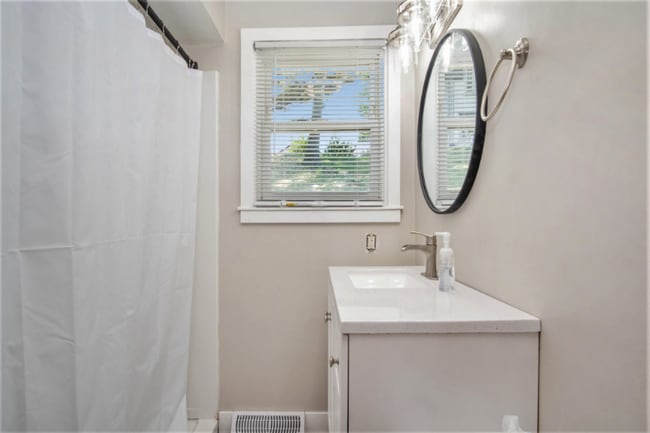 Building Photo - 2245 Lakeshore Dr