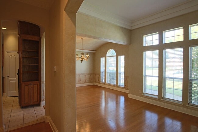 Building Photo - 1202 River Bend Dr
