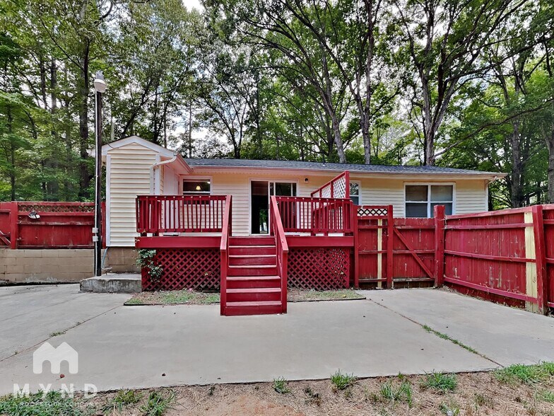 Building Photo - 135 Pine Dr