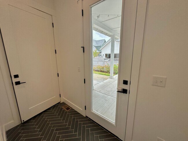 Building Photo - Gorgeous 5 Bed 3.5 Bath Home at Daybreak I...