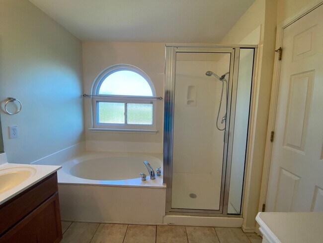Building Photo - Spacious 4-Bedroom Home for Rent in Encino...