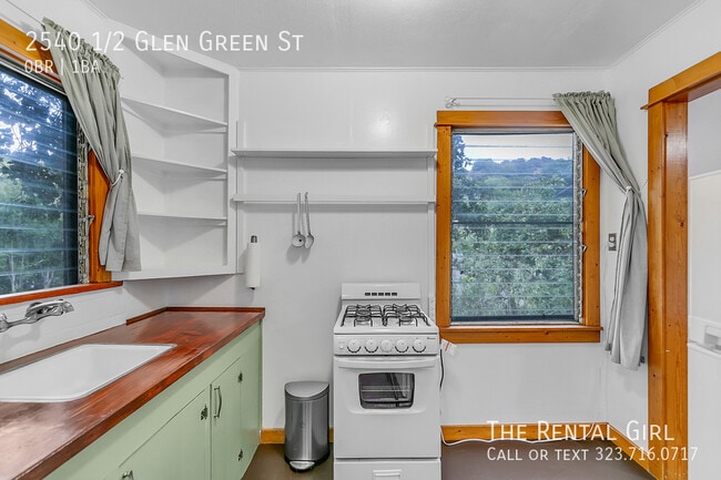 Building Photo - 2540 1/2 Glen Green St-