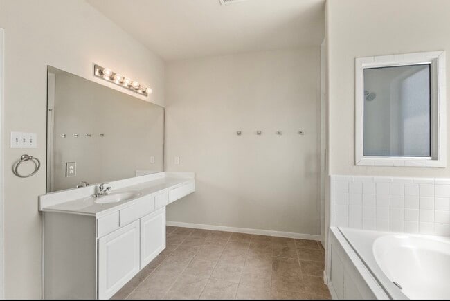 Building Photo - 21627 Cozy Hollow Ln