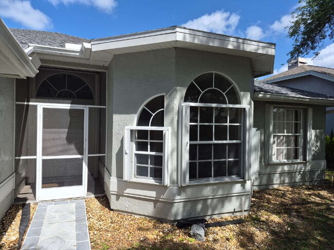 Building Photo - "Spacious 1732 Sq Ft 3-Bed, 2 Baths, in Tarpon Springs!"