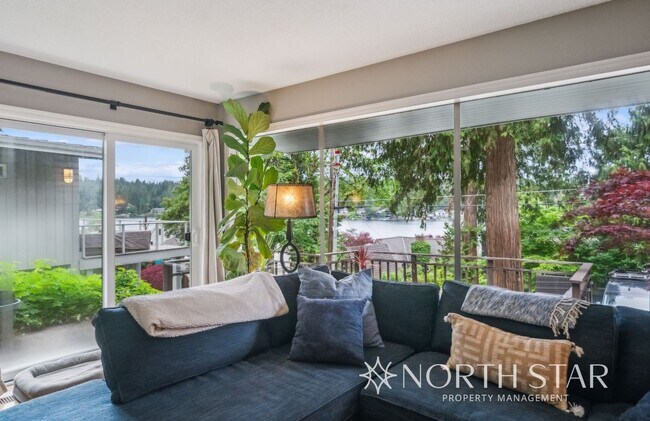 Building Photo - Stylish Mid-Century Modern with Stunning L...